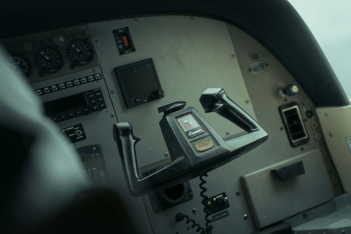 Pilotage IA précis : Dual Steering vs fine-tuning