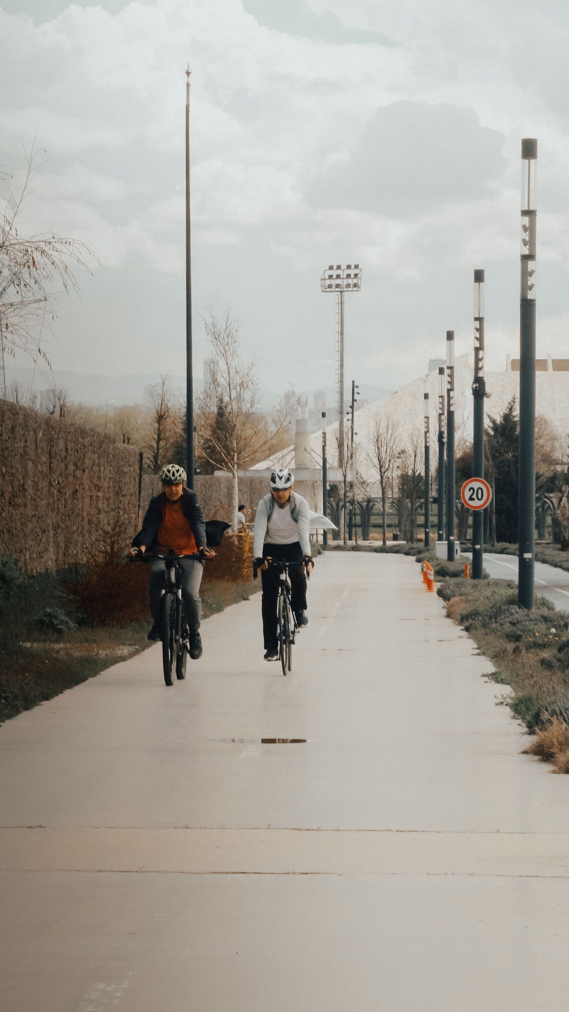 Fietser onderweg tijdens woon werkverkeer