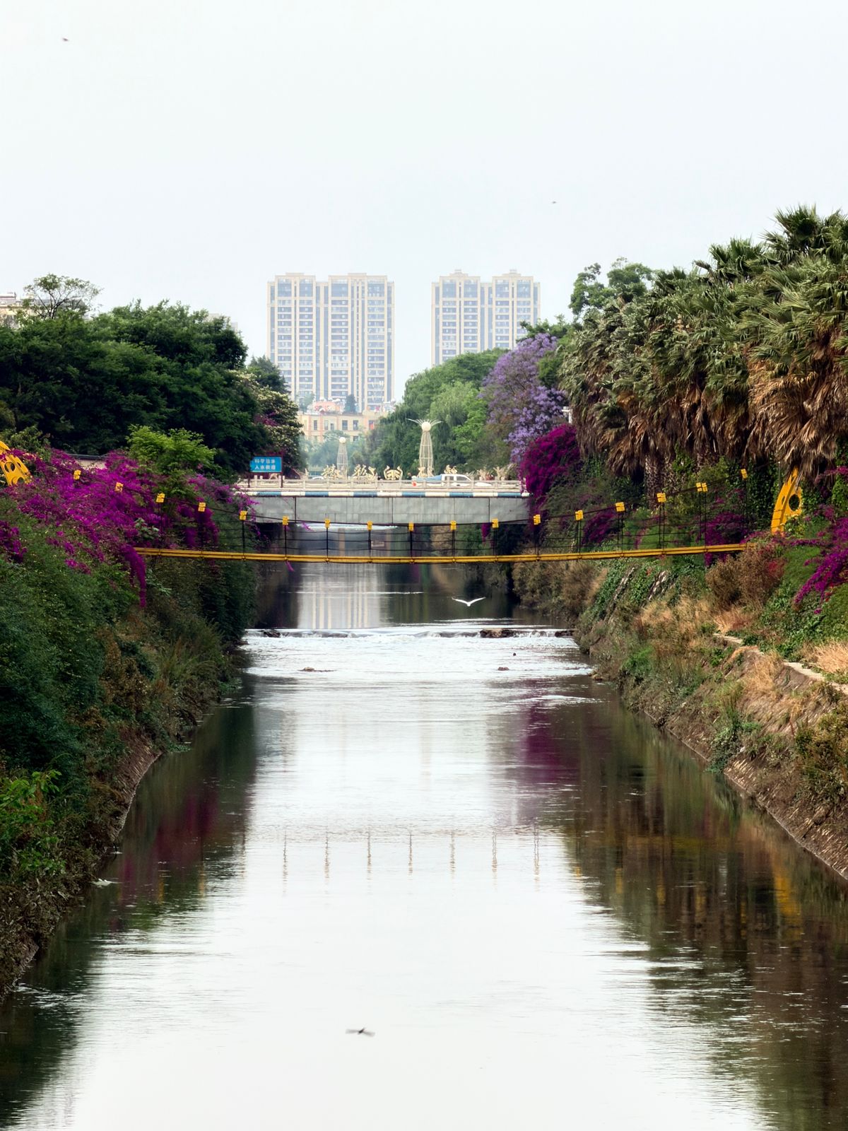 Kunming river park as a light first stop before Yunnan travel photos