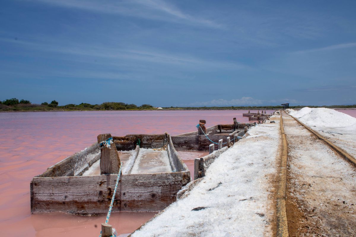 Una vista panorámica de las salinas y aguas rosadas en Las Calderas, Peravia, mostrando