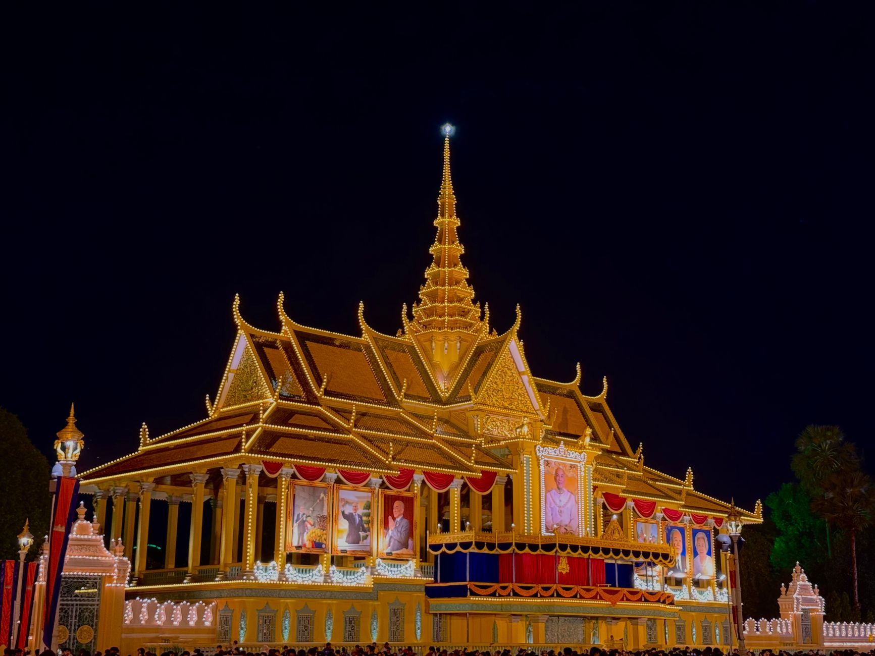 អ្នកលេងអង្គុយនៅតុផ្ទះ សរសេរថវិកាលេងប្រចាំខែ ខណៈកម្មវិធីកំណត់ពេលបង្ហាញលើទូរស័ព្ទ