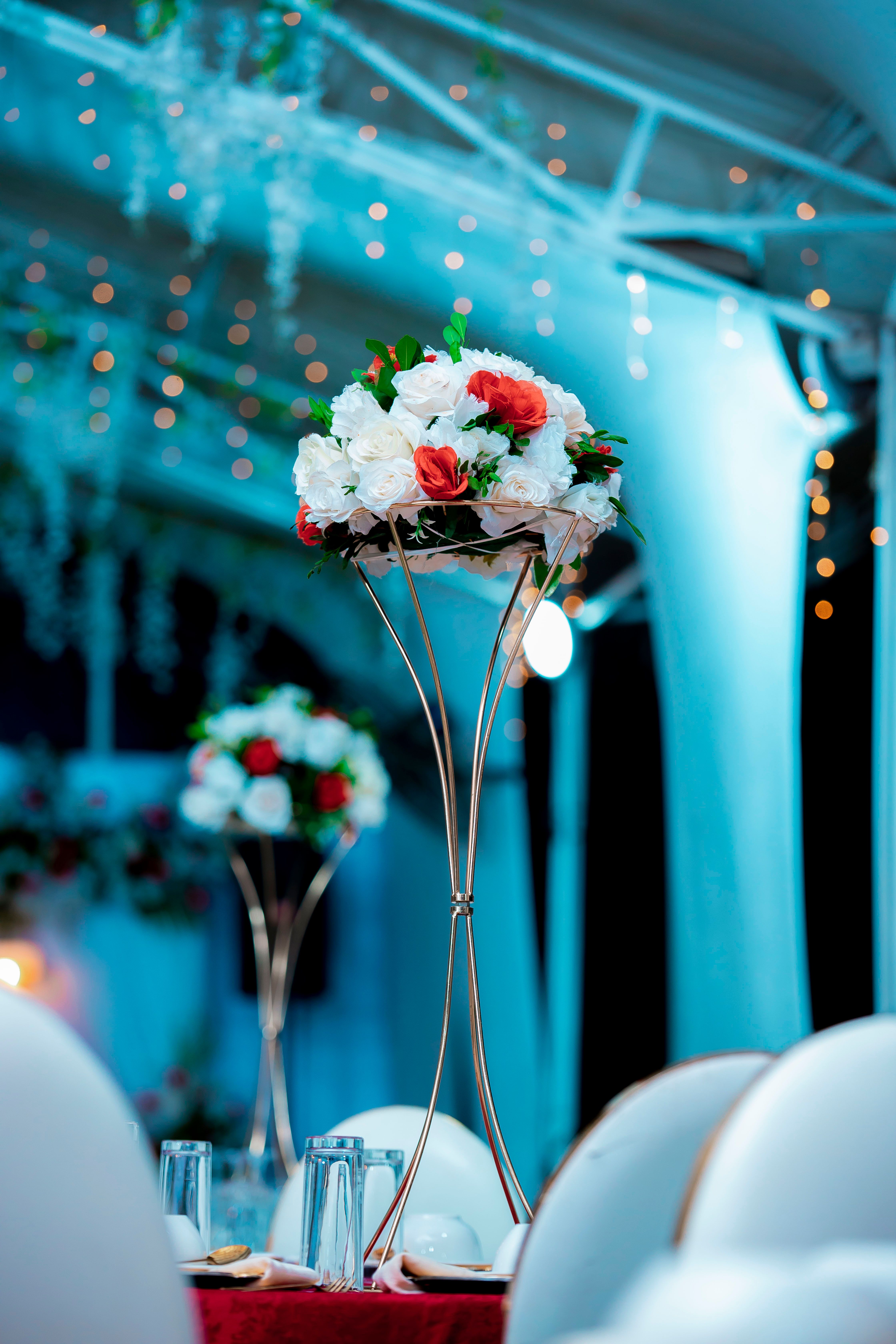 [ColoSach]-luxurious-floral-centerpiece-at-a-wedding-reception-with-soft-ambient-lighting.