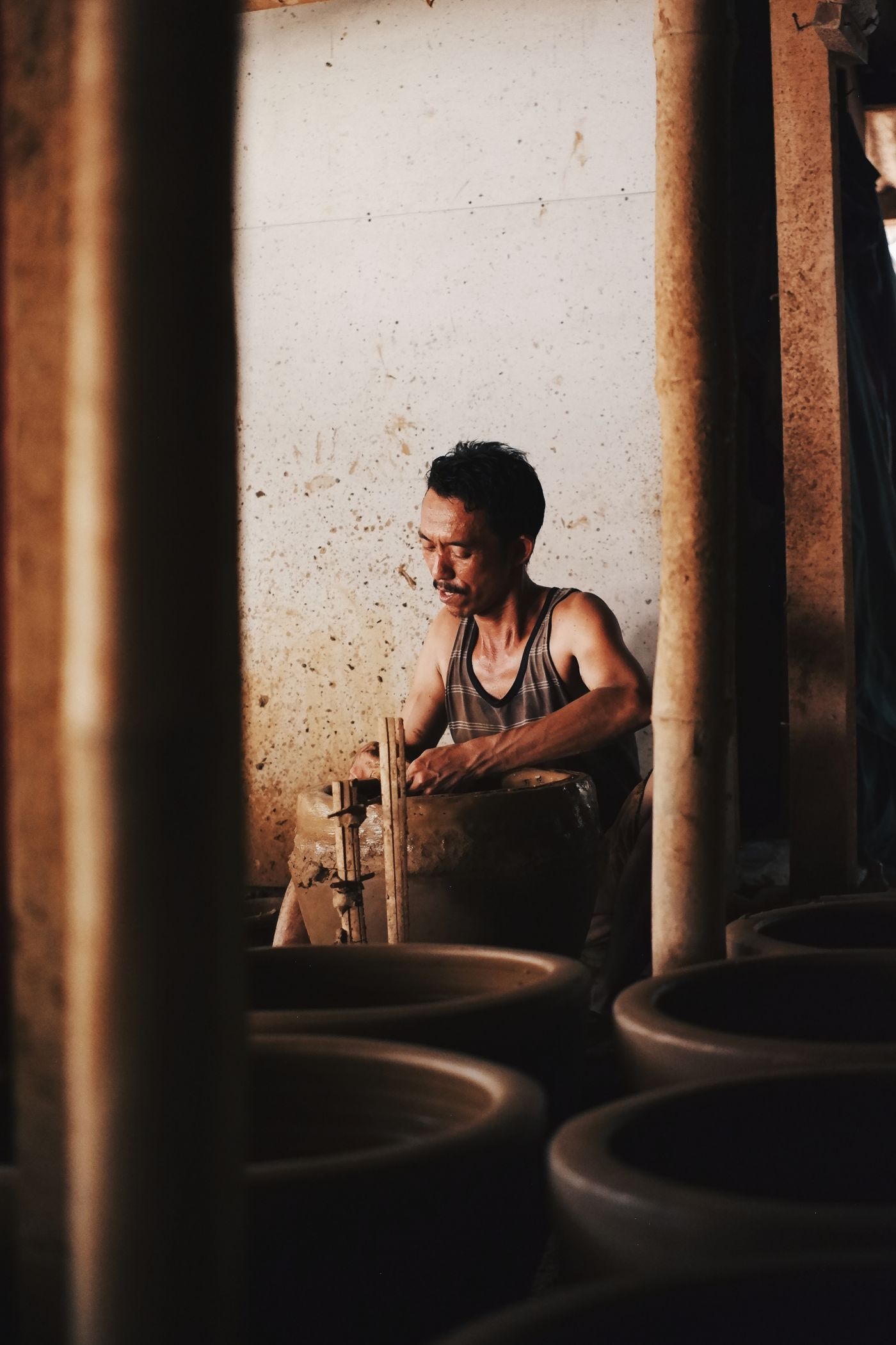 Artisan membuat kerajinan tangan