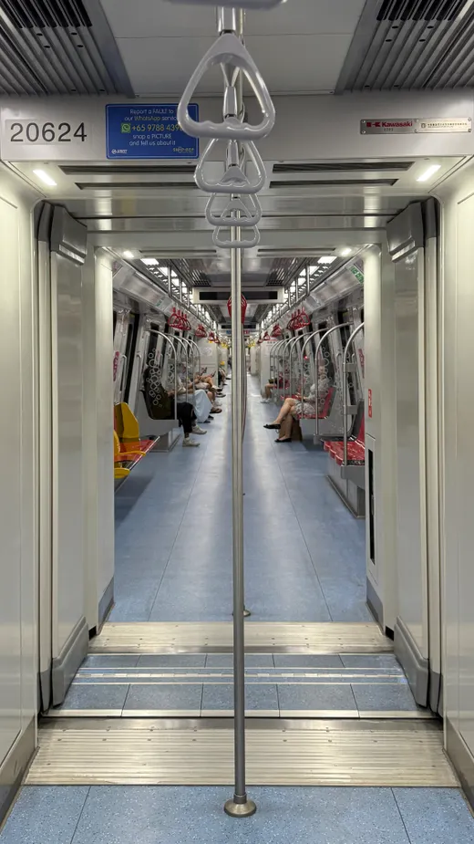 Interior kereta MRT Singapura yang bersih dan modern