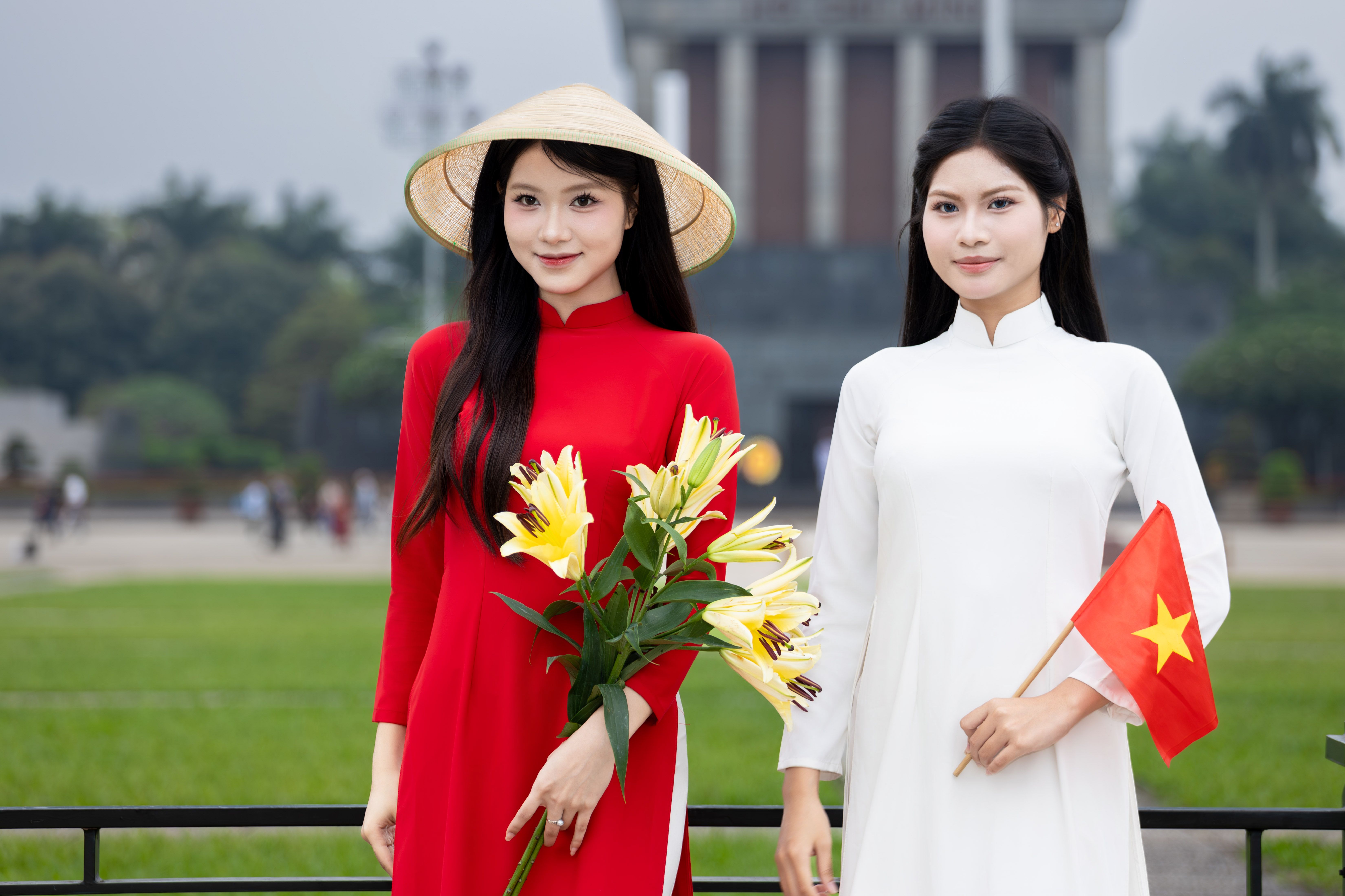 Đoàn quân giải phóng tiến vào Hà Nội trong niềm hân hoan của người dân Thủ đô năm 1954.