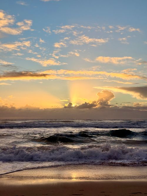 Free Beautiful sunrise over the waves at Kirra Beach, capturing a peaceful ocean scene. Stock Photo