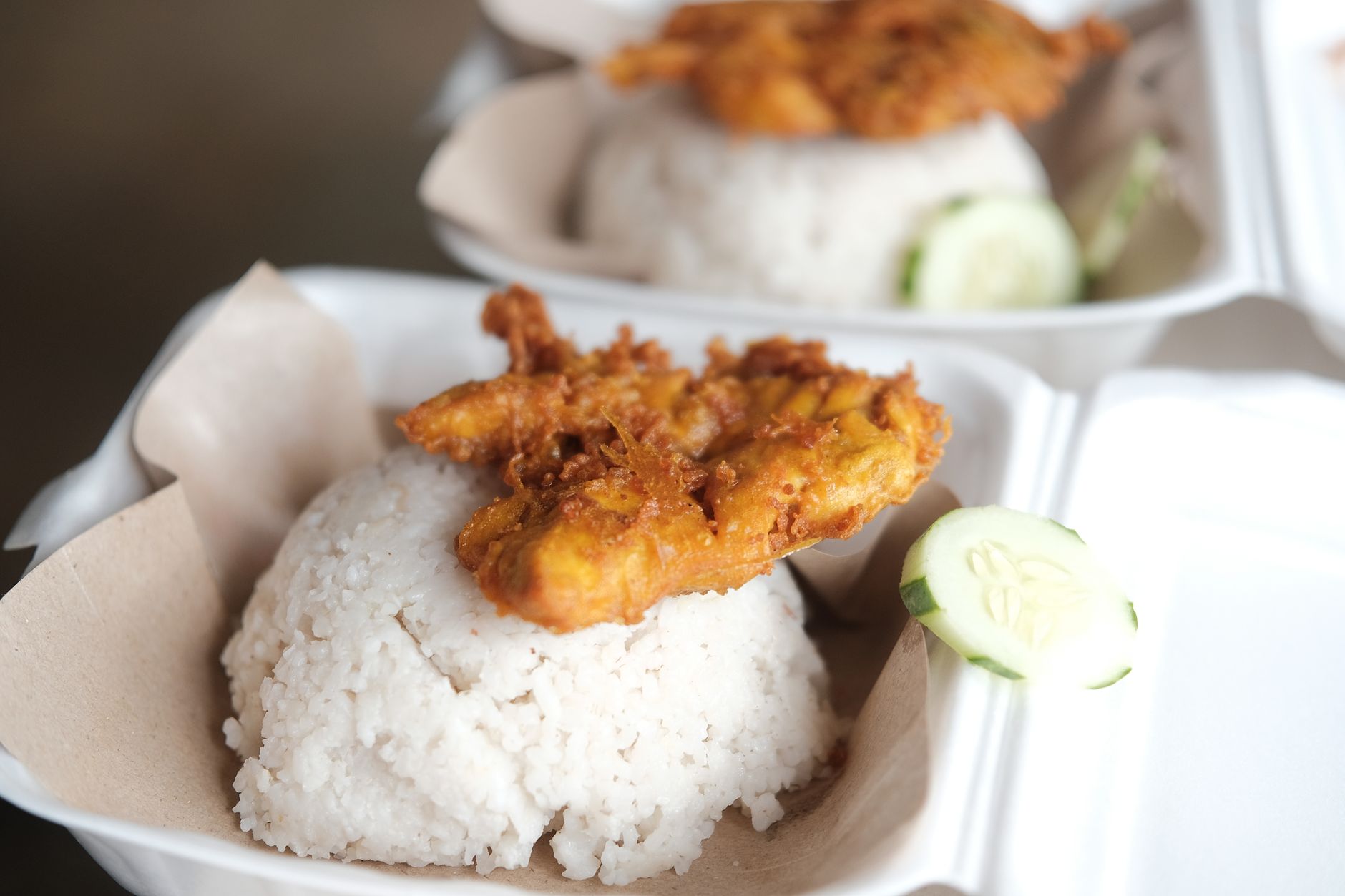 Poulet grillé épicé et riz parfumé