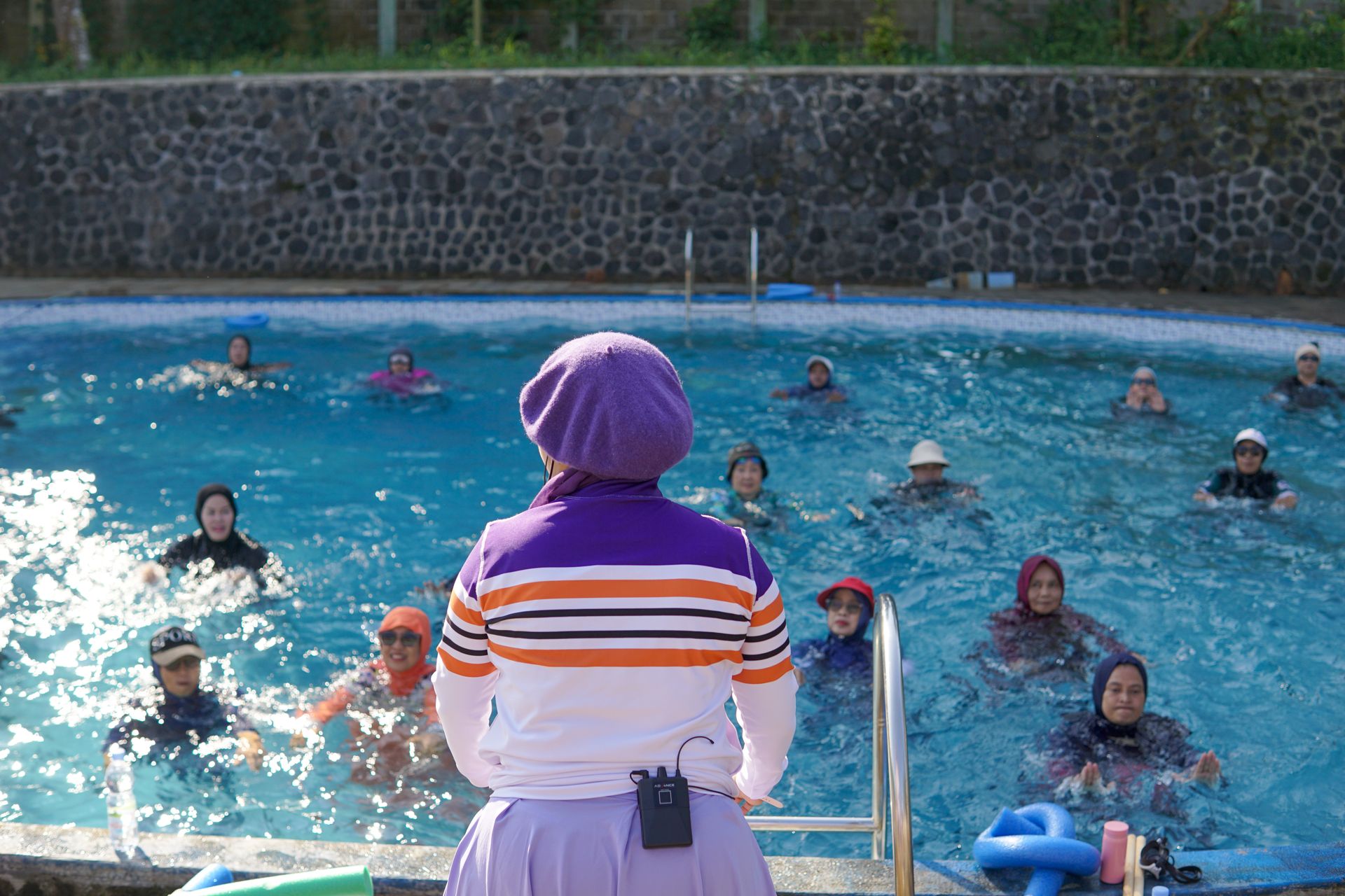 Ejercicio acuático en una piscina