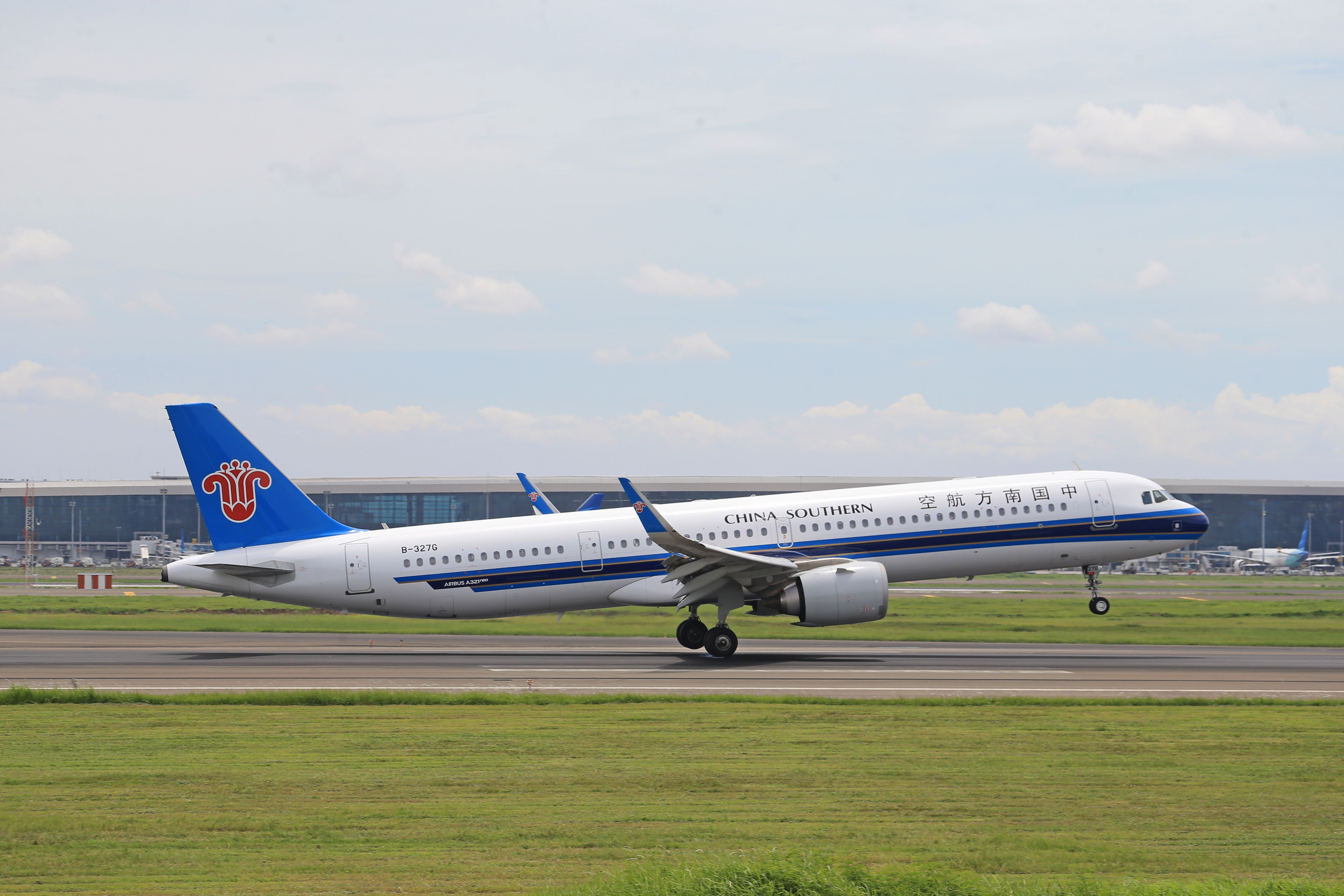 中国南方航空の飛行機が、混雑した空港で離陸準備をしている。 Via Pexels (by Jeffry Surianto)