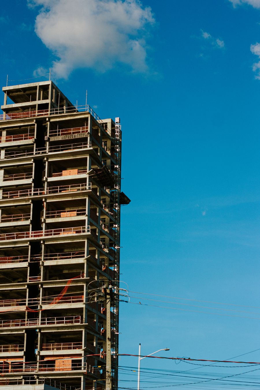 Edifício residencial em construção sob céu azul
