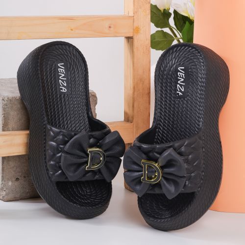 Free Stylish black women's sandals with a unique bow design, perfect for casual wear. Ideal for fashion-forward individuals. Stock Photo