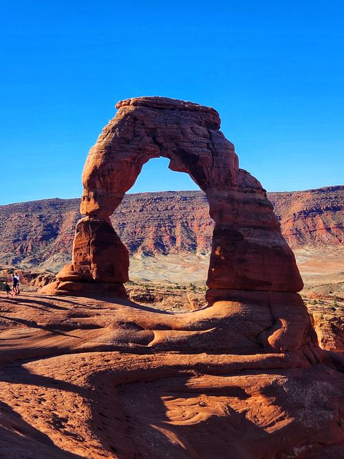 Free Scenic view of Delicate Arch under a clear blue sky in Arches National Park, Utah. Stock Photo