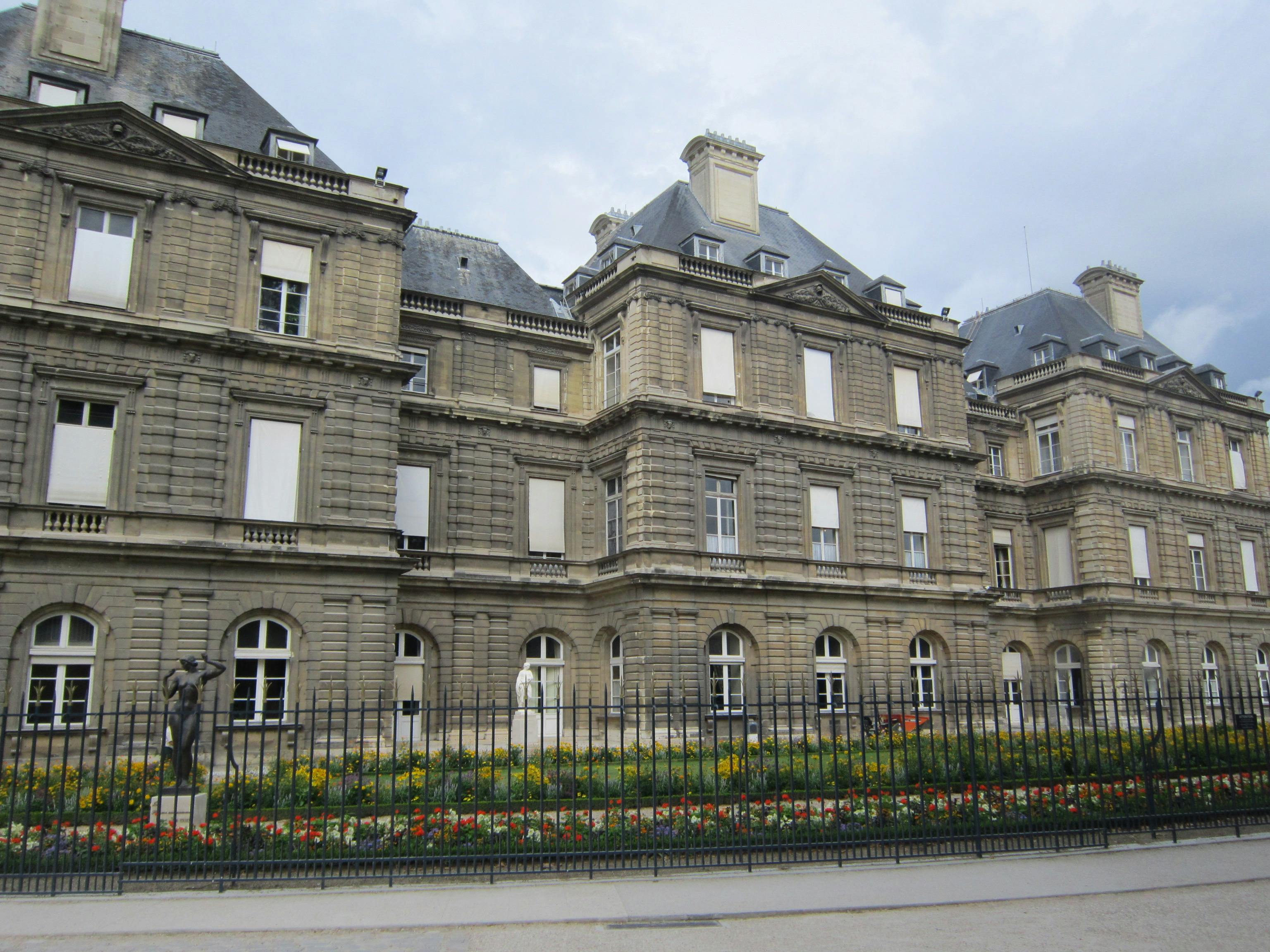 Fachada clásica del palacio del Elíseo en París a plena luz del día