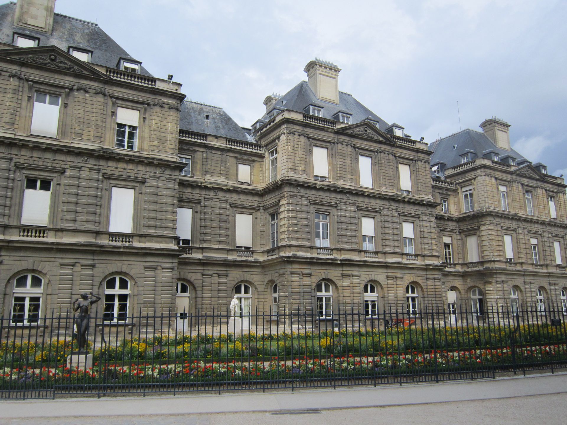 Paris'te Élysée Sarayı'nın klasik cephesi gündüz vakti
