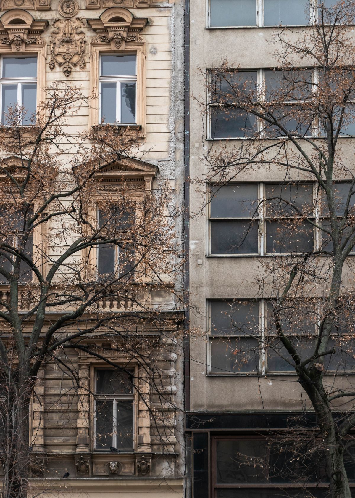 Pla In Building Architectural Contrast of Historic and Modern Buildings · Free Stock Photo