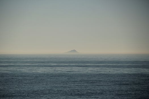 这张照片拍摄于土耳其伊斯坦布尔，展现了宁静的海景和远处的岛屿风光