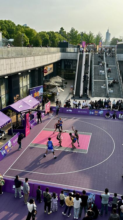 ฟรี การแข่งขันบาสเกตบอลกลางแจ้งที่สนุกสนานในลานบ้านใจกลางเมืองที่คึกคักในเวลากลางวัน คลังภาพถ่าย