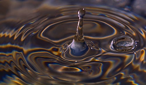 Kostenloses Stock Foto zu high-speed-fotografie, regenbogenfarben, wassertropfen