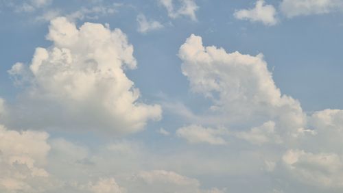 Free Serene sky with fluffy clouds in Gia Lai, Vietnam, perfect for nature backgrounds. Stock Photo