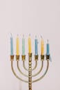 一个装饰精美的烛台上插着七支五颜六色的蜡烛，象征着光明节的传统