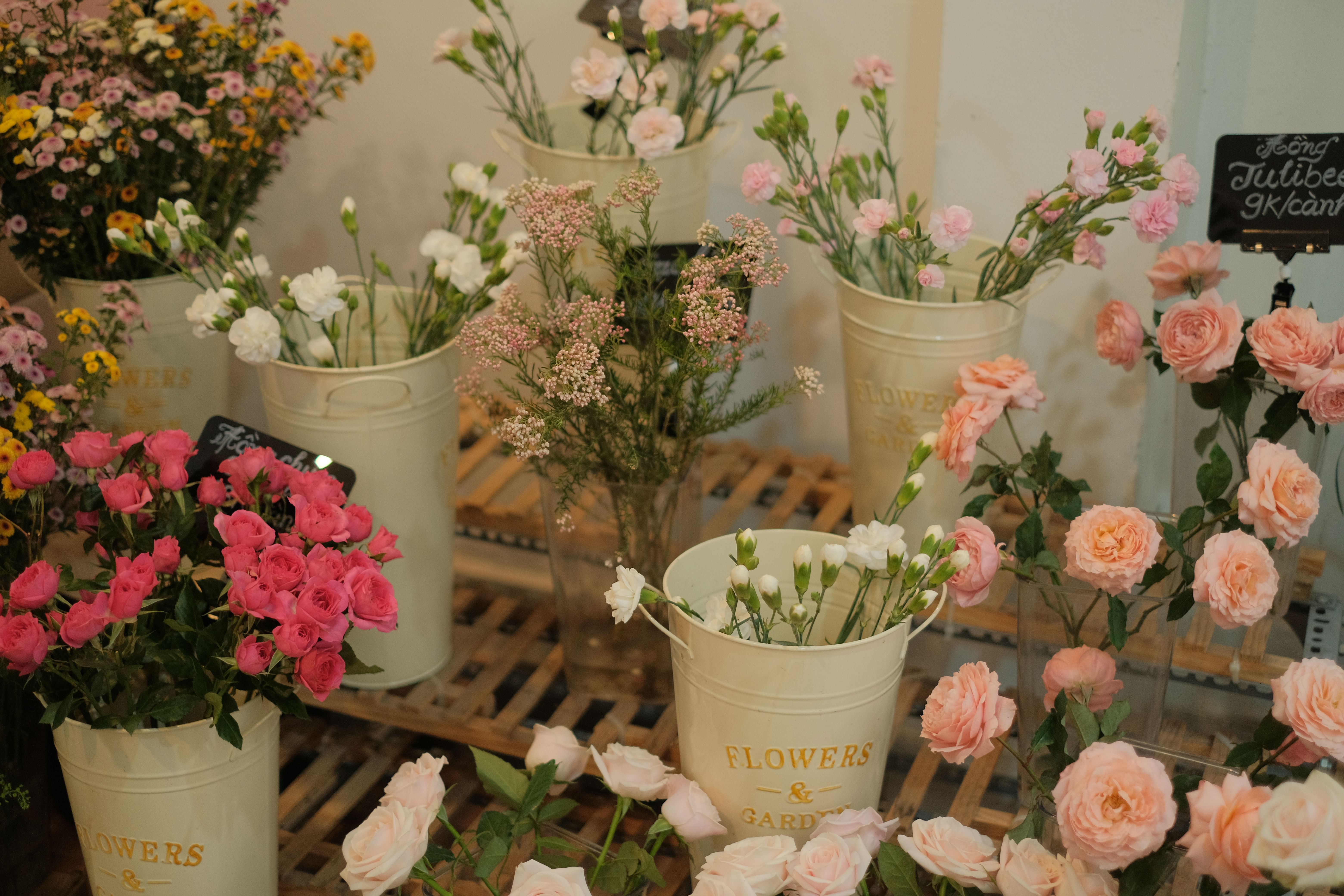 Interno del nostro laboratorio floreale con fiori freschi