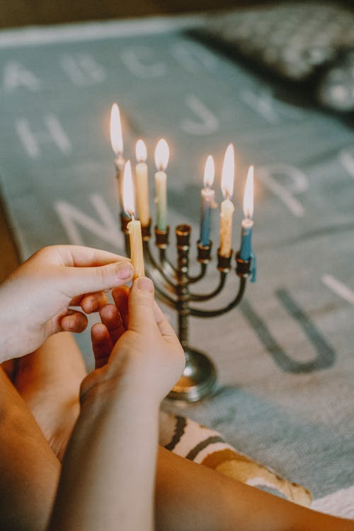 Person Beleuchtung Menorah