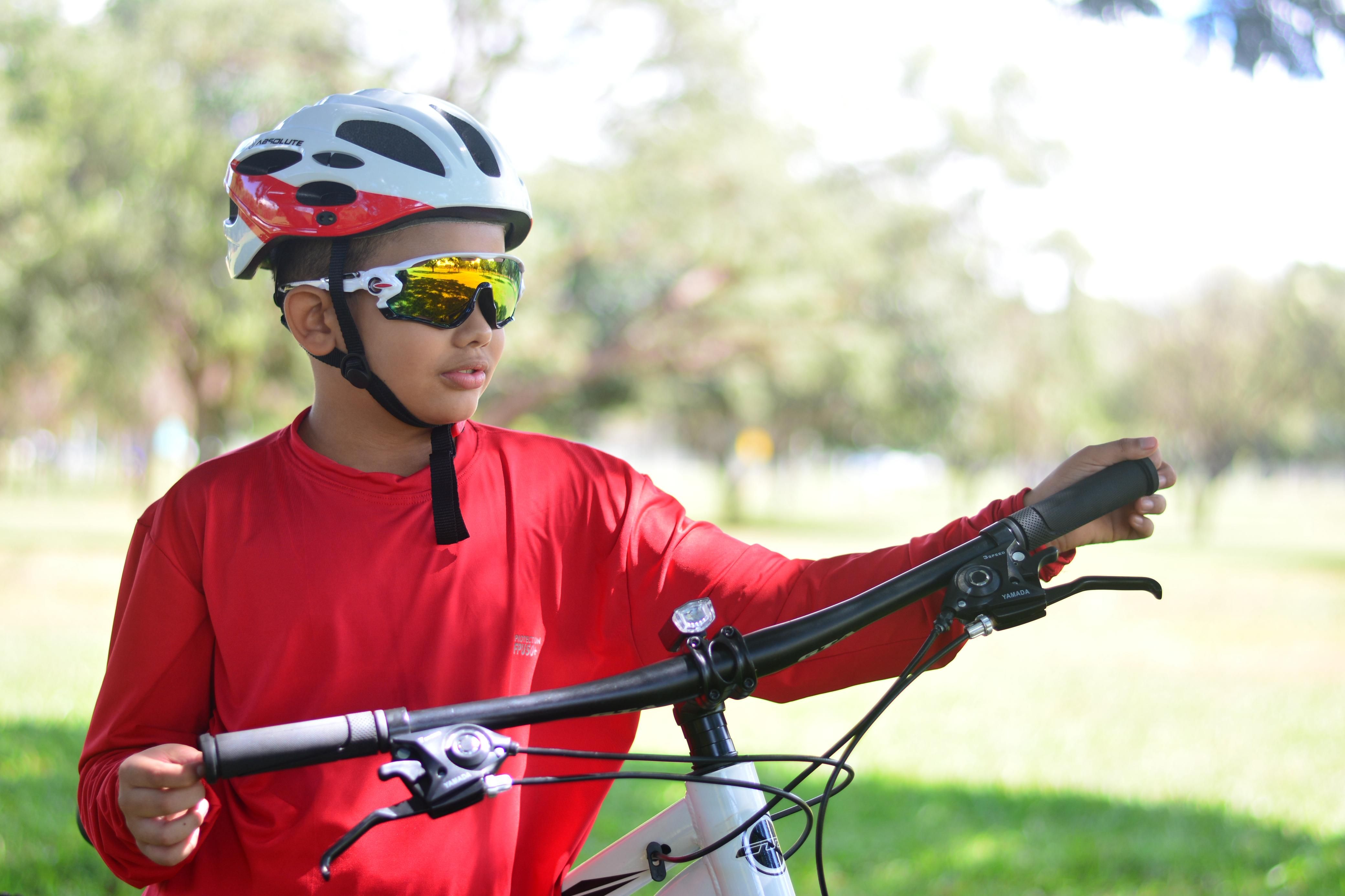 Wraparound sunglasses UV protection comes from a close side fit that blocks peripheral light, not from stronger frontal filtering.