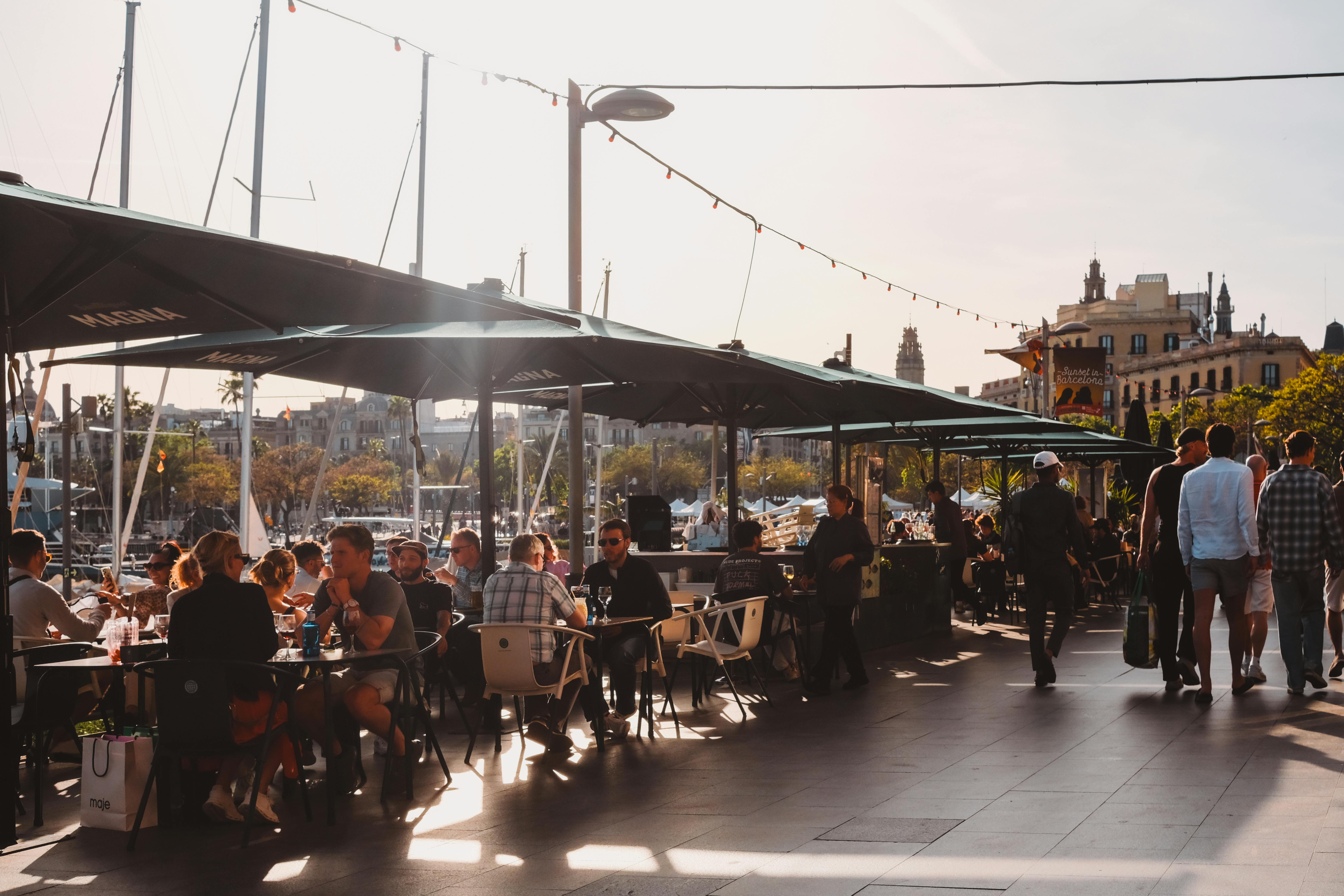Terraza de restaurante en España con menú digital en tablet