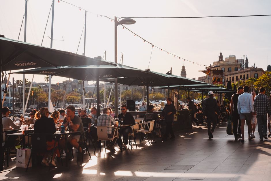 Terraza de restaurante en España con menú digital en tablet
