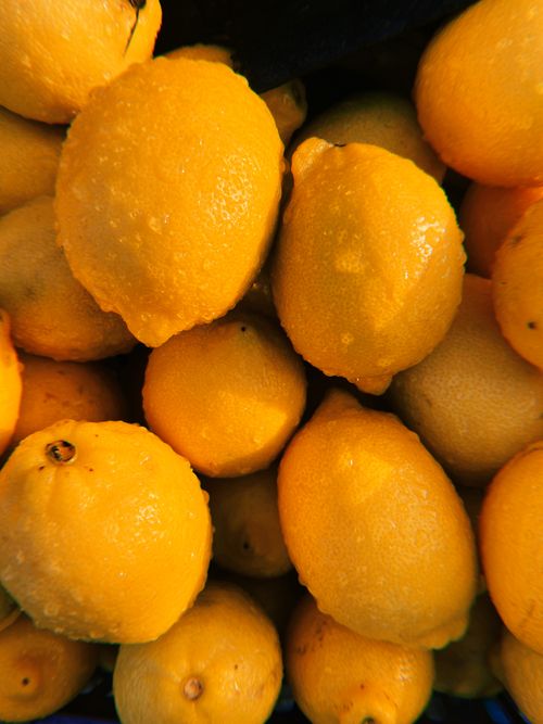 Free Vibrant close-up of fresh yellow lemons, glistening with water droplets, perfect for food concepts. Stock Photo