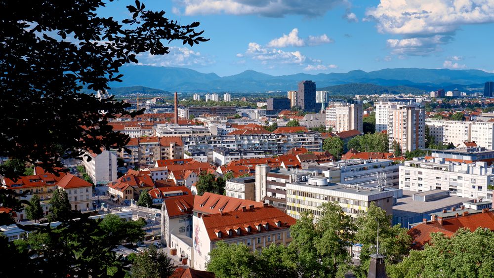 Acoperișurile roșii ale orașului Ljubljana, văzute de sus