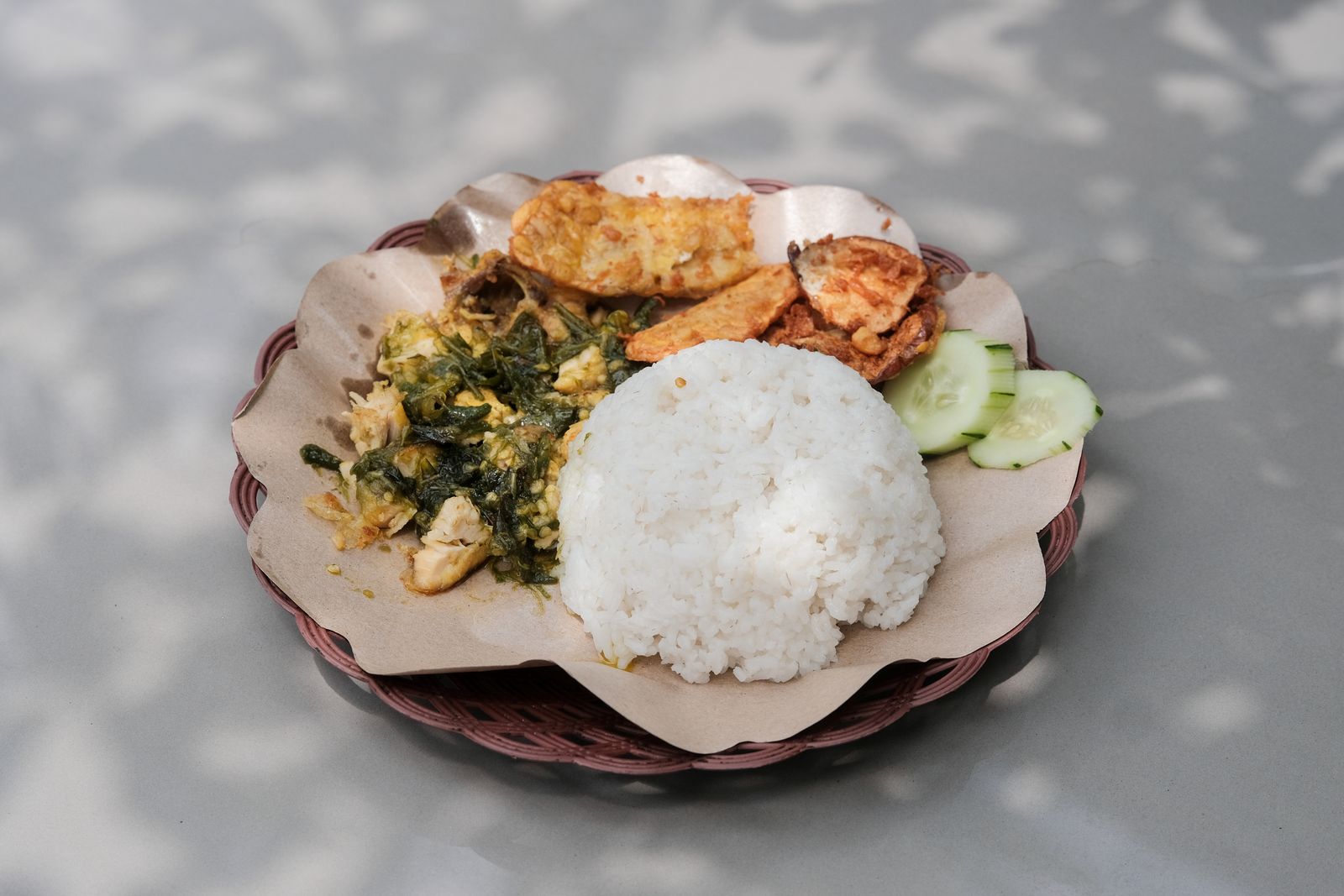 Hidangan Indonesia dengan nasi, sayur, tahu, dan lauk