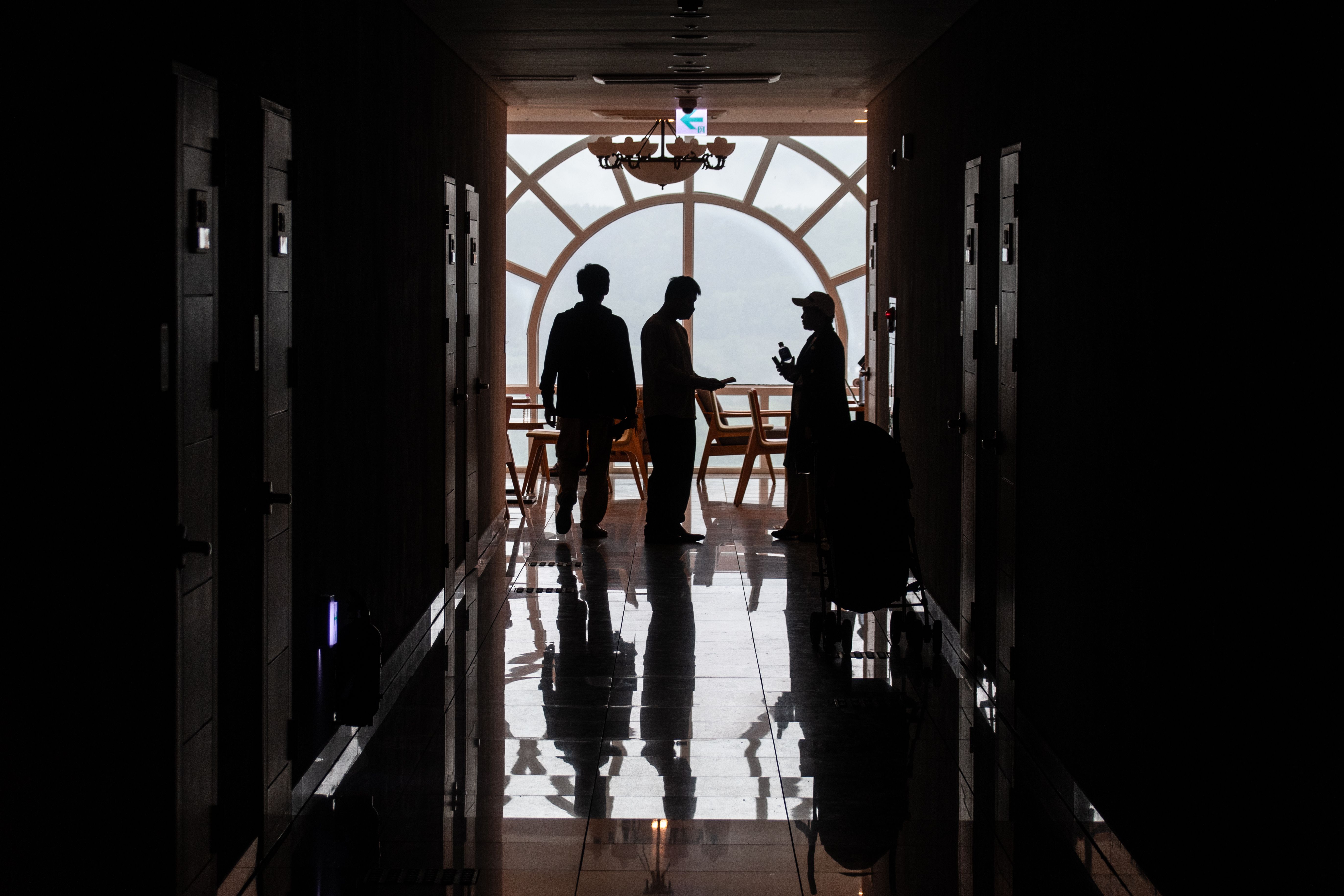 Behind-the-scenes photo of the rotating hallway set from Inception