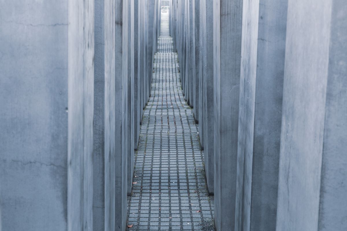 Perspectivă printre stelele de beton ale Memorialului Holocaustului din Berlin
