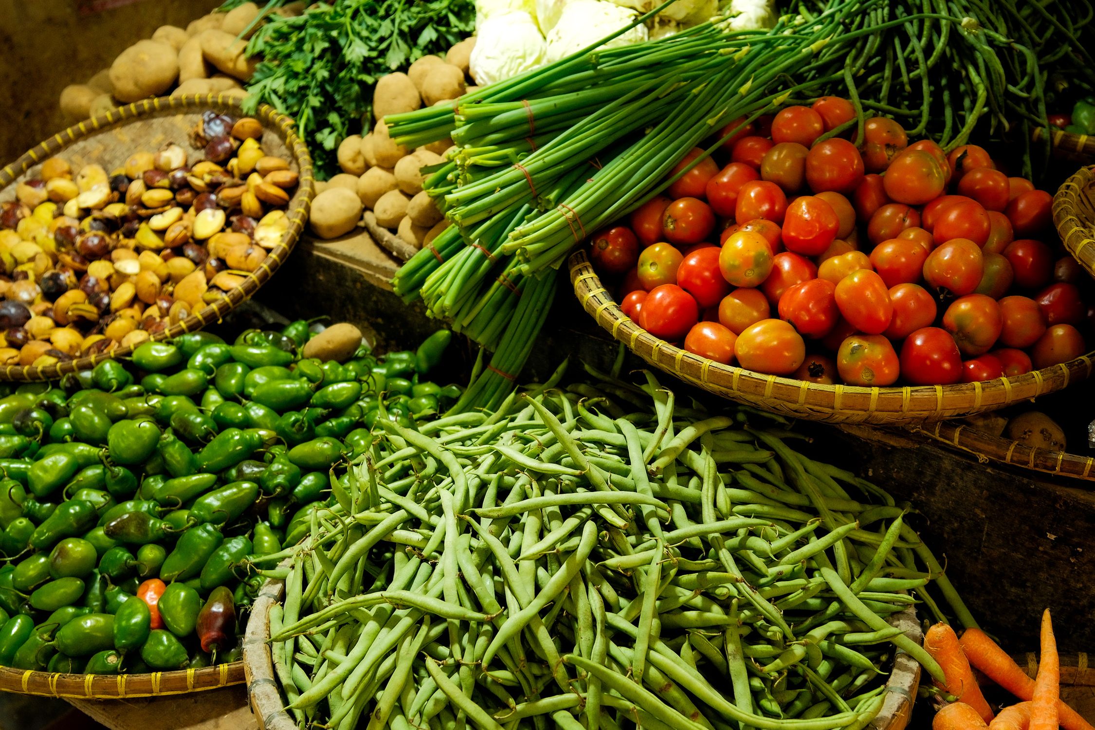Variedade colorida de vegetais frescos, essenciais para alimentar uma microbiota intestinal saudável e diversificada