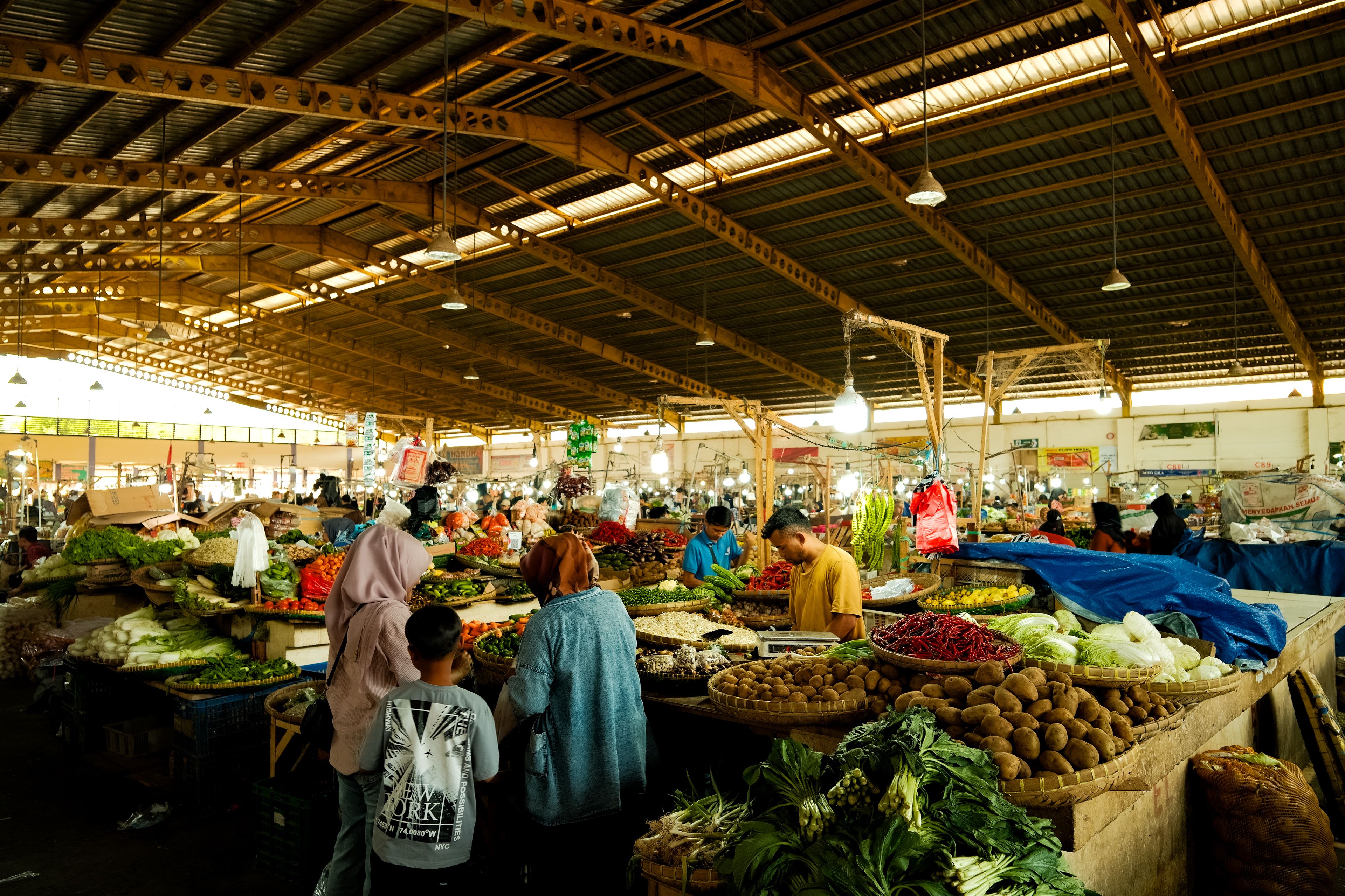 Pasar Dalam Ruangan Yang Meriah Dengan Hasil Pertanian Segar · Foto ...
