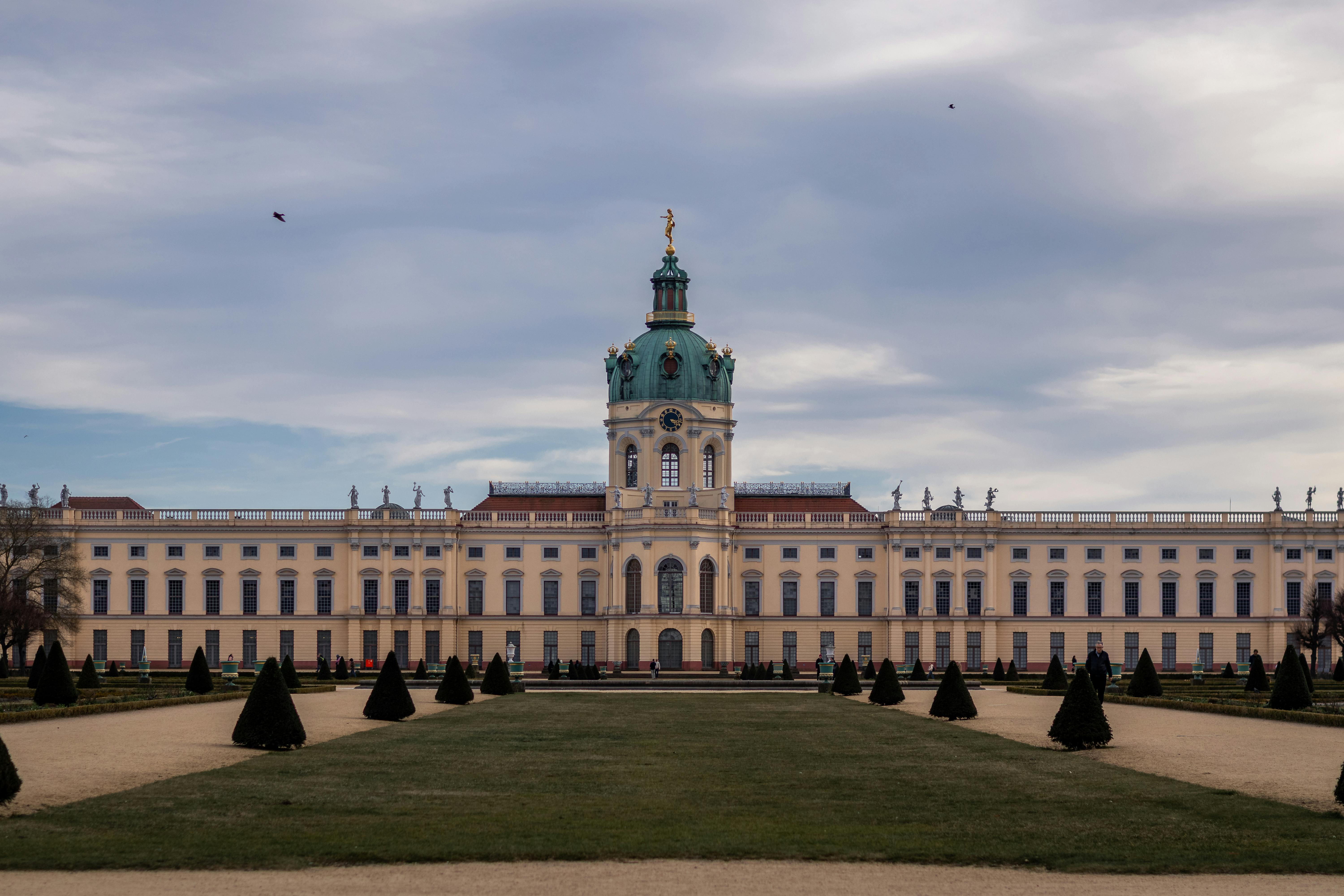 Stunning Charlottenburg Palace with garden under cloudy sky — Berlin's largest Baroque palace (1699-1713) built for Sophie Charlotte