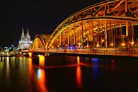 夜晚，科隆大教堂和霍亨索伦桥的优美灯光倒映在莱茵河上