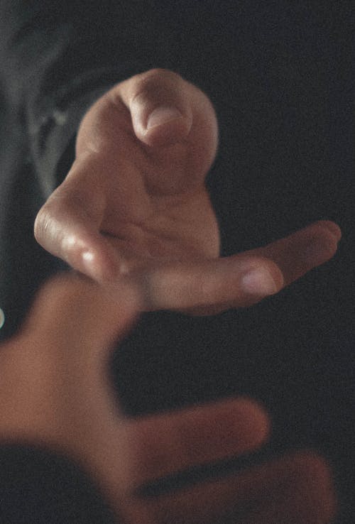 Crop Couple Touchant Tendrement Les Mains