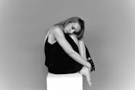 一位戴着假肢的女人，她的黑白肖像充满情感，反映了孤独与内省