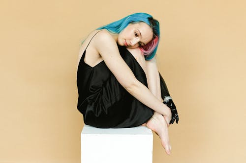 Základová fotografie zdarma na téma amputace, barevné vlasy, dívání se dolů