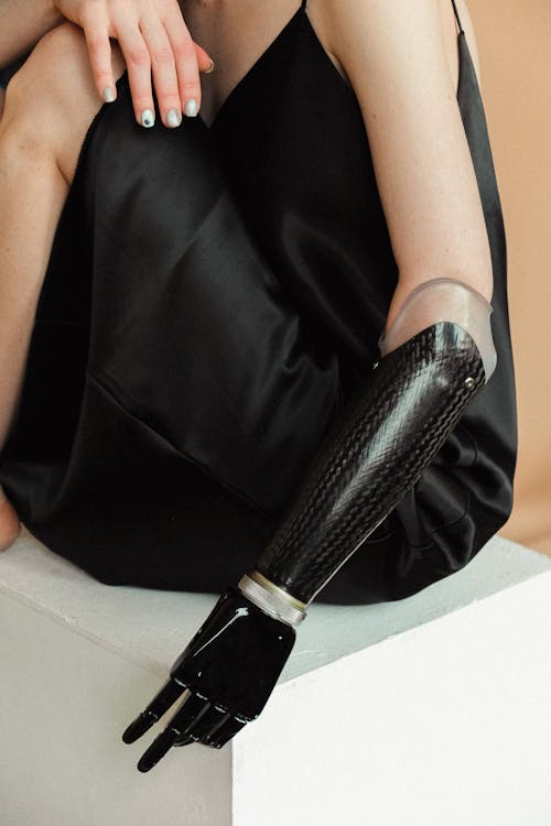 Gratuit Femme Vêtue D'une Robe Noire Assise Sur Un Cube Blanc Photos
