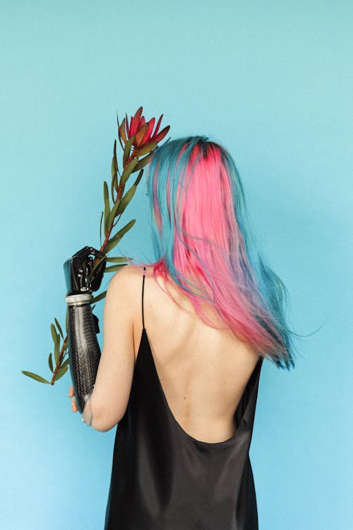 무료 분홍색과 파란색 머리를 가진 검은 스파게티 스트랩 드레스 여자 스톡 사진