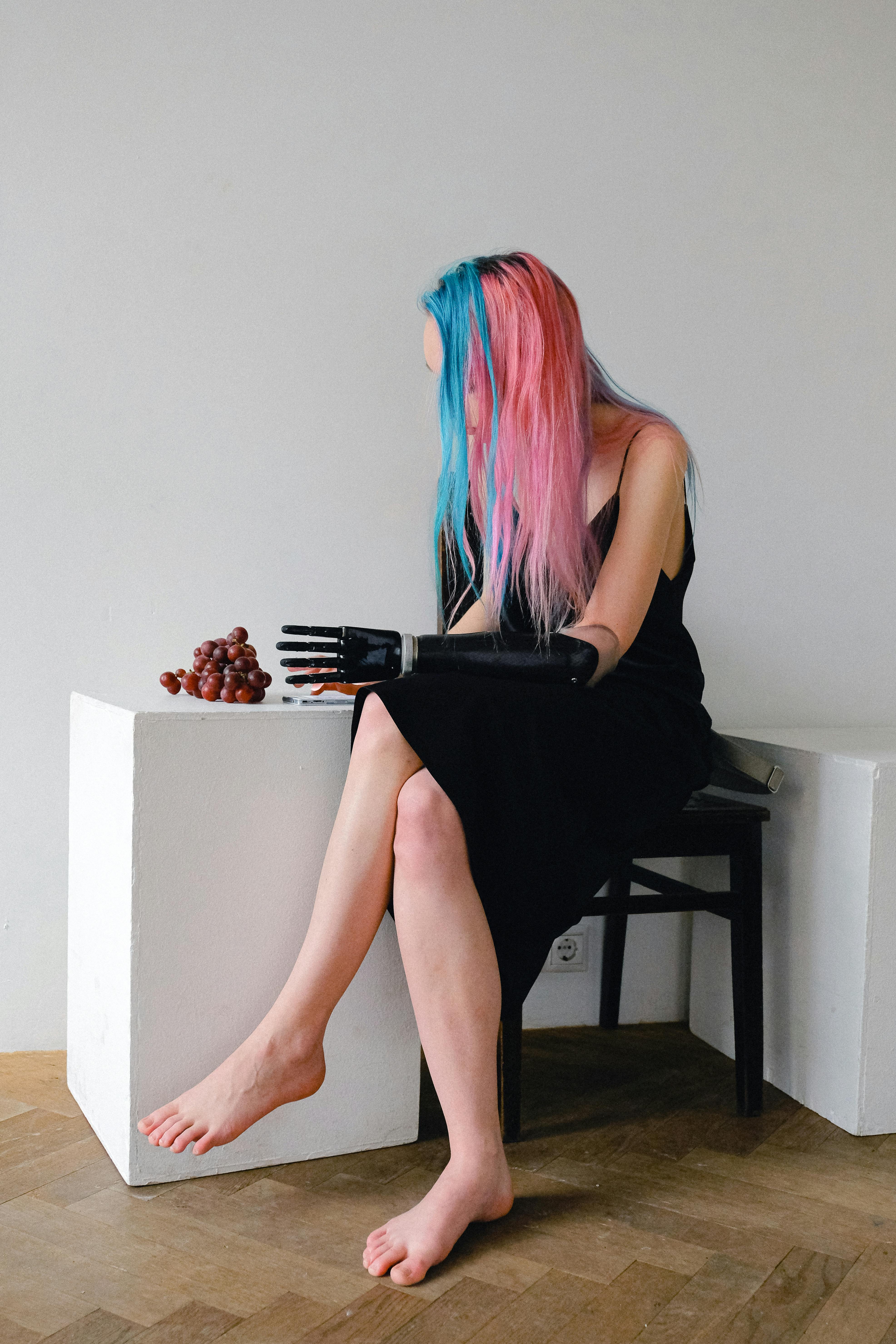 pexels-photo-3732710.jpeg?cs=srgbu0026dl=kadin-oturmak-meyveler-uzumler-3732710.jpgu0026fm=jpg