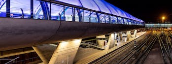 灯火通明的时尚现代火车站在夜间展现出充满活力的建筑风貌