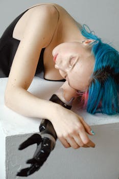 一位蓝发女子在室内放松的肖像，以她的假肢为特色