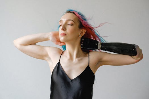 一位优雅的女人，身着黑衣，闭目静坐，姿态安详，身旁放着一只假肢手臂