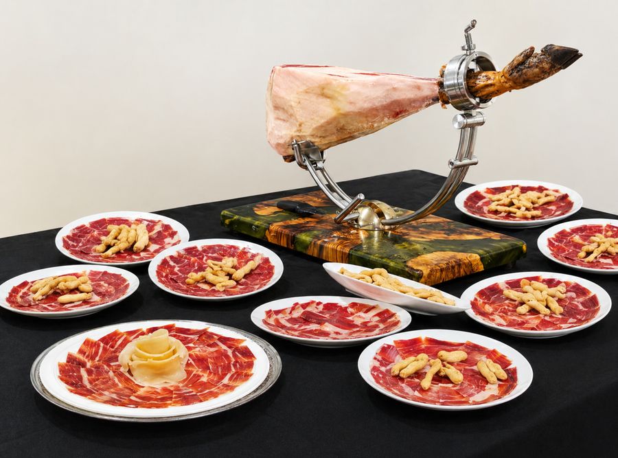 Jambon serrano et gressins pour l'apéritif