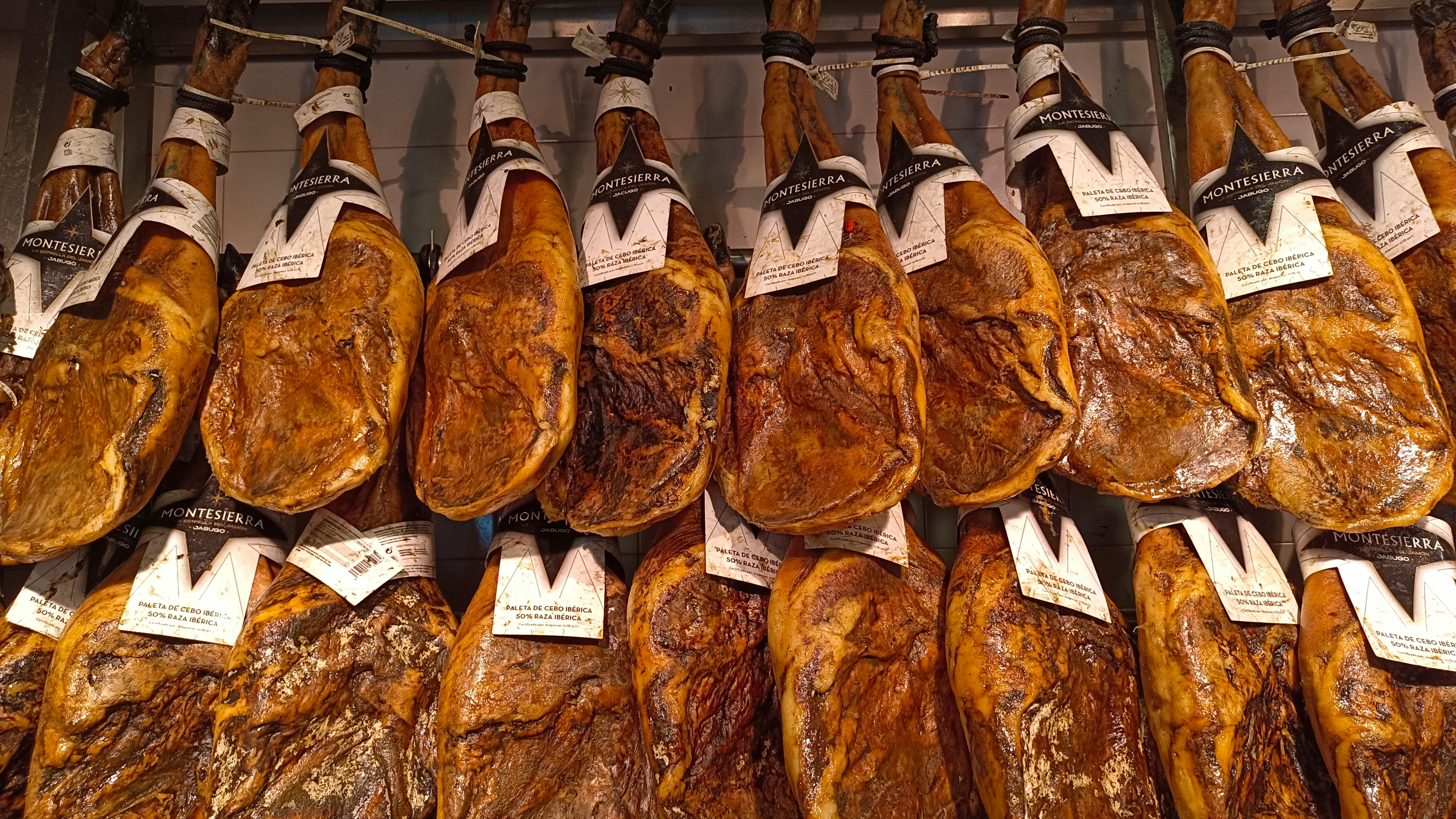 Spanyol jamón ibérico: az ibériai makkoltatott sonka titkai – spanish jamon iberico hanging cellar