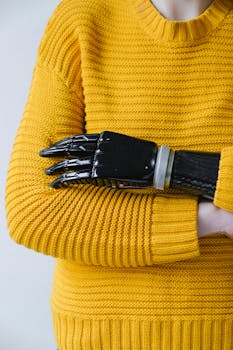 假肢的特写与黄色针织毛衣交错，凸显了现代辅助技术